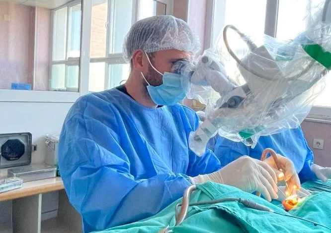 Pas 18 vitesh në heshtje  pacientja rikthen dëgjimin falë operacionit në QKUK