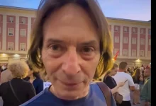 Photo of Video : Këshilltari i Kurtit i bashkohet protestës, shtohen dyshimet se kush po e orienton kauzën e ‘Zvërnecit’