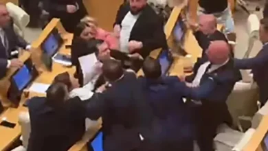 Photo of Seanca plenare kthehet në ‘arenë boksi’ në Gjeorgji, përplasje fizike mes deputetëve