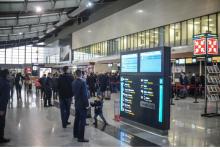 Photo of Rrahje në aeroportin e Prishtinës, pesë persona në pranga