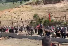 Photo of Përplasje në Rrjoll, banorët rrëzojnë gardhin rrethues metalik dhe bllokojnë mjetet e rënda të punës