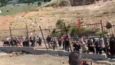 Photo of Përplasje në Rrjoll, banorët rrëzojnë gardhin rrethues metalik dhe bllokojnë mjetet e rënda të punës