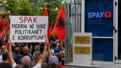 Photo of Protestuesit thirrje të fortë SPAK-ut: Konfiskoni pasuritë e Edi Ramës dhe Sali Berishës!