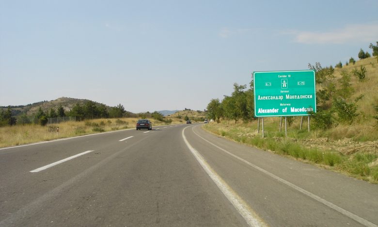 Bllokohet hyrja drejt Aeroportit të Shkupit pas një aksidenti trafiku