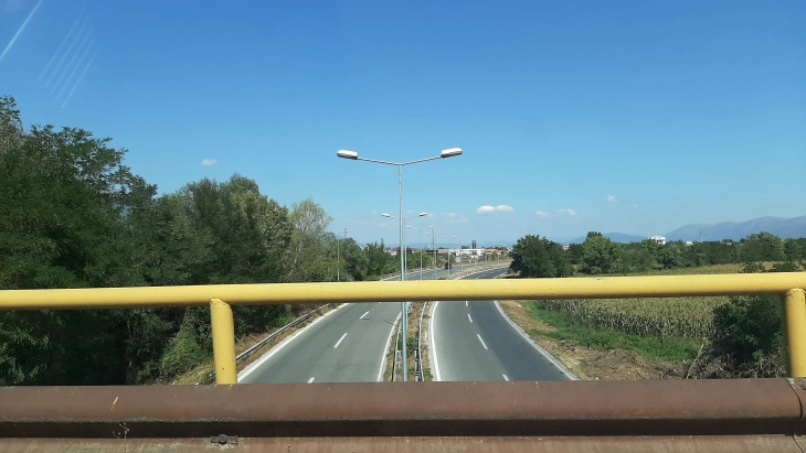 Vozitën në drejtim të kundërt në rrugën Gostivar Tetovë  shoqërohen në polici dy persona