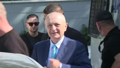Photo of VIDEO/ Meta lë sërish qelinë për 12 orë, ish-presidenti mbërrin në ambientet ku do të presë ngushëllimet për ndarjen nga jeta të babait të tij