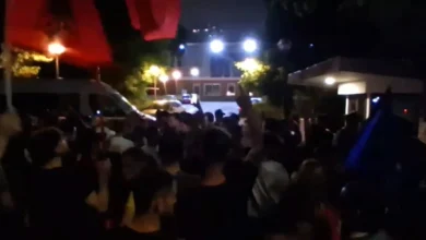 Photo of Video/ “Opozitë e shitur”, protestuesit ndalen para selisë së PD: Se Berisha ka mbaruar, ka mbaruar…