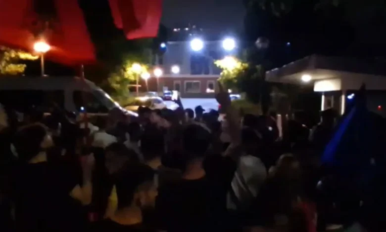 Video   Opozitë e shitur   protestuesit ndalen para selisë së PD  Se Berisha ka mbaruar  ka mbaruar 