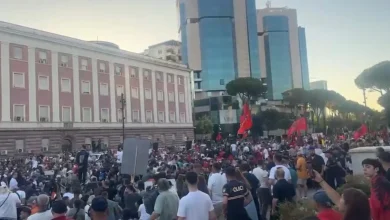 Photo of Protesta në Tiranë/ Një fëmijë humbet mes turmës, qytetarët ulen në tokë, gjendet pas disa minutash