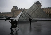 Photo of Stuhia godet Francës pas të nxehtit ekstrem, rrufeja mbi Kullën Eiffel