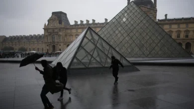 Photo of Stuhia godet Francës pas të nxehtit ekstrem, rrufeja mbi Kullën Eiffel