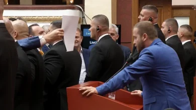 Photo of “O Zoti Bideja”, Noka dhe deputetët e PD-së rrethojnë foltoren, s’lejojnë deputetin të mbajë fjalën, Ardit Bido: Flasin këta që kanë aksione në…