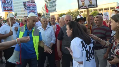 Photo of Video/ Tensione në protestë, emigrantja me fëmijën në dorë i drejtohet ashpër organizatorit Kola: Kush je ti që më drejton? S’duam të shkojmë te Kryeministria