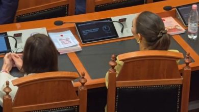 Photo of FOTO-LAJMI/ PS nuk humbet kohë, e zëvendëson direkt “rebelen” Marjana Koçeku me Briseida Çakërri
