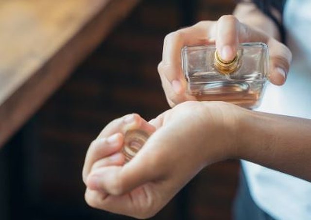Mos e fërkoni parfumin  Gabimet e vogla që shkaktojnë mos zgjatjen e aromës