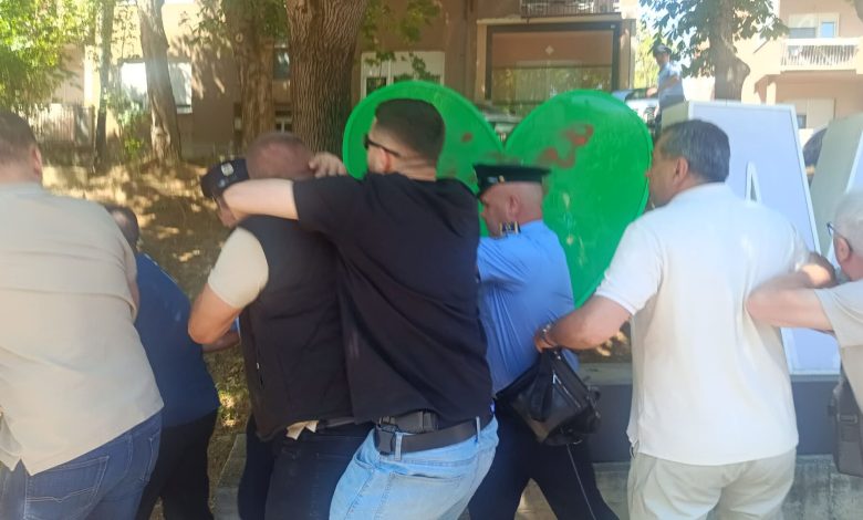 U shoqëruan në Polici për vandalizëm  lirohen kryetari dhe kryesuesi i Mitrovicës së Veriut  VIDEO 