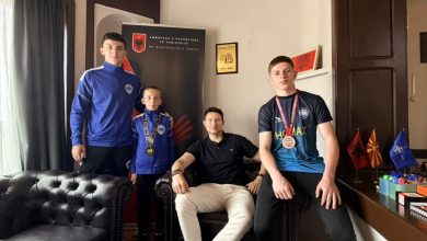 Photo of Ambasadori Meidani pret në takim sportistët dhe trajnerët e Klubit të Mundjes “Shkupi”, të cilët fituan medalje në kampionatin europian
