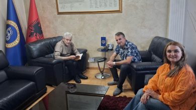 Photo of Ahmeti pret në takim dy intelektualë të rinj nga Kumanova Ardian Ramadani dhe Gzime Ramadani!