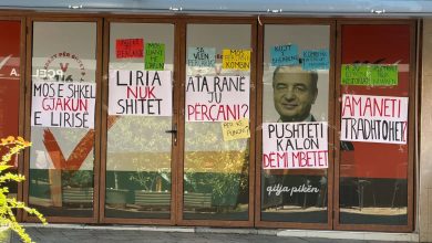 Photo of “Mos e prek gjakun e lirisë: Pankarta te shtabi i VV-së në Shkup