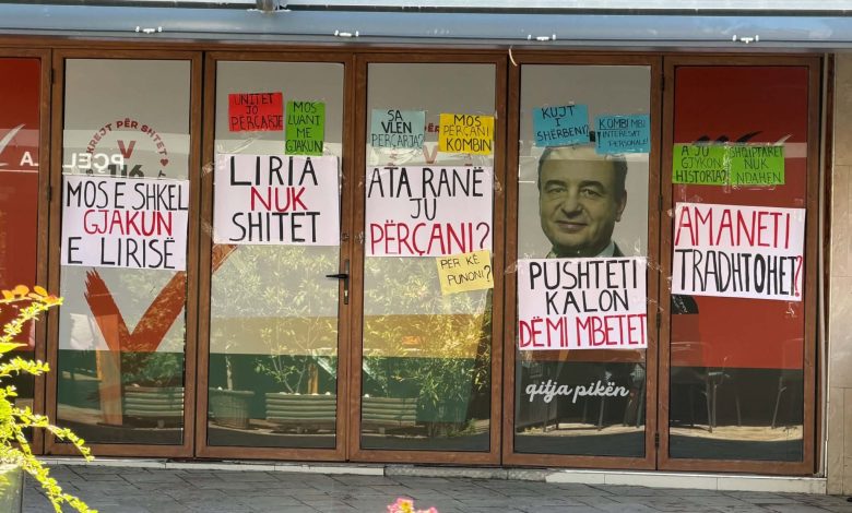  Mos e prek gjakun e lirisë  Pankarta te shtabi i VV së në Shkup