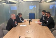 Photo of Mevlan Ademi dhe Çlirim Iseni takojnë Eurodeputetët Kathleen Van Brempt dhe Thijs Reuten sidhe këshilltarët për zgjerim Joeri Maas dhe Ine Goris