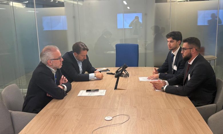 Mevlan Ademi dhe Çlirim Iseni takojnë Eurodeputetët Kathleen Van Brempt dhe Thijs Reuten sidhe këshilltarët për zgjerim Joeri Maas dhe Ine Goris