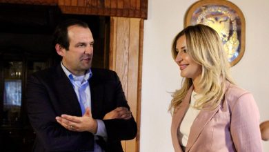 Photo of Zëvendësministreja Zekolli pritet nga familja e ish presidentit Rugova në Prishtinë!