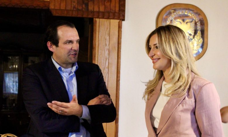 Zëvendësministreja Zekolli pritet nga familja e ish presidentit Rugova në Prishtinë 