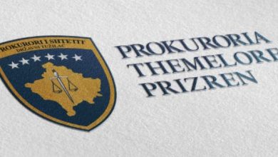 Photo of Caktohet masa e paraburgimit ndaj një personi për rastin tragjik në Prizren B.H./RTKlive Gjykata Themelore në Prizren, Departamenti i Përgjithshëm ka caktuar masën e paraburgimit në kohëzgjatje prej një muaji, për të pandehurin A.G. për rastin e ndodhur, mëngjesin e së hënës, në një vendpunishte në Prizren, ku humbi jetën një 25-vjeçar. Sipas gjykatës kjo masë mund të zgjasë deri më datën 22 korrik, për shkak të dyshimi të bazuar se i pandehuri e ka kryer veprën penale, “Asgjësimi, dëmtimi, ose heqja e pajisjeve mbrojtëse dhe rrezikimi i sigurisë në vendin e punës nga neni 358, par. 7. “Gjykata me rastin e caktimit të paraburgimit, ndaj të pandehurit ka vlerësuar se ekzistojnë arsyet ligjore për caktimin e kësaj mase, dhe nga provat e mbledhura deri në këtë fazë, rrjedh dyshimi i bazuar se: Me datë 22 qershor, rreth orës 08:15 minuta, në lagjen Arbanë, në Prizren, në objektin banesor, i pandehuri A.G.,si person përgjegjës për sigurinë dhe shëndetin në vendin e punës, nga pakujdesia nuk i instalon pajisjet mbrojtëse, nuk siguron përdorimin e tyre kur është e nevojshme dhe nuk vepron në pajtim me dispozitat apo rregullat teknike mbi masat për sigurinë në vendin e punës dhe me këtë rrezikon jetën e njerëzve, në atë mënyrë që ditën kritike i pandehuri si shofer dhe përgjegjës i pompës së betonit, nuk e vendos në mënyrë të sigurt pompën e betonit, ku gjatë zbrazjes së betonit nga mikseri i betonit për një moment rrëshqet pompa e betonit, ku nga rrëshqitja shkëputet një gyp nga pompa dhe e godet viktimën V.M.,në kokë duke i shkaktuar vdekjen. Kurse a do të argumentohen këto fakte do të vlerësohet në fazat e mëtejme të procedurës penale”, thuhet në njoftimin e gjykatës. Gjyqtarja e procedurës paraprake, në bazë të provave materiale të mbledhura deri në këtë fazë, duke gjetur si të bazuar dyshimin e bazuar për kryerjen e veprës penale nga i pandehuri, vlerëson se me masën e paraburgimit do të arrihet të sigurohet prezenca e të pandehurit dhe se do të mund të zhvillohen normalisht dhe pa pengesa procedura penale. “Duke pasur parasysh se faza hetimore është në procesin fillestar, duhet të dëgjohen dëshmitarët e rastit, të merret në pyetje i pandehurit, dhe të merren edhe prova tjera materiale, gjithashtu duke vlerësuar edhe peshën e rëndë të pasojave që janë shkaktuar në vendin e punës, Gjyqtarja e procedurës ka vlerësuar se caktimi i paraburgimit tani për tani është mase adekuate dhe e domosdoshme. Gjykata po ashtu pret zhvillim të shpejtë dhe efikas të rastit nga Prokurori i Shtetit, me qëllim të zbardhjes së rastit”, thuhet tutje në njoftim.