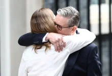 Photo of Starmer i emocionuar pas dorëheqjes, përqafon bashkëshorten