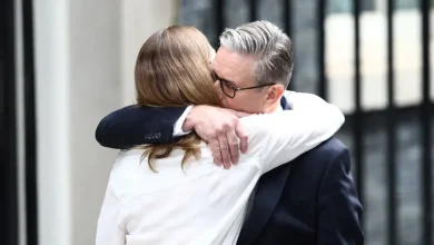 Photo of Starmer i emocionuar pas dorëheqjes, përqafon bashkëshorten