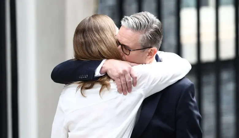 Starmer i emocionuar pas dorëheqjes  përqafon bashkëshorten