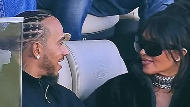 Photo of Në foto, ylli televiziv shfaqet duke buzëqeshur teksa mban në duar helmetën mbresëlënëse ngjyrë lejla të Ferrarit, të zbukuruar me gurë shkëlqyes. Fotografia, e realizuar në stilin polaroid, u publikua nga piloti britanik në llogarinë e tij në Instagram me mbishkrimin: “Më shumë momente nga Monako”. Në postimin e tij, Hamilton ndau edhe disa fotografi të tjera nga fundjava e garës së zhvilluar më 7 qershor, ku ai siguroi vendin e dytë në podium. Në imazhe, ai pozon si me njerëz të afërt, ashtu edhe i vetëm përballë panoramës spektakolare të portit të Monakos. Kim Kardashian, 45 vjeçe, tërhoqi vëmendjen gjatë gjithë fundjavës së garës, si në sesionet provuese të së shtunës ashtu edhe në garën e së dielës, falë paraqitjeve të saj të spikatura. Pas përfundimit të garës, Hamilton foli publikisht për herë të parë për marrëdhënien e tyre, duke deklaruar: “Është e mrekullueshme që erdhi për të më mbështetur. Është e rëndësishme të kesh njerëz të mirë pranë dhe ajo e bën këtë çdo ditë”. Madje, në një video të regjistruar gjatë festimeve për suksesin e tij, piloti britanik u pa duke iu kthyer Kardashian për t’i dërguar një puthje nga larg dhe duke i buzëqeshur, përpara se të vazhdonte festën në podium.