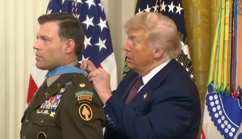 Moment i sikletshëm në Shtëpinë e Bardhë  Trump has vështirësi t i vendosë medaljen veteranit  detyrohet ta lidhë me nyjë para kamerave