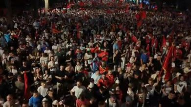 Photo of Pamje me dron/ Turma e protestuesve “përmbyt” bulevardin “Dëshmorët e Kombit”, ja pamjet mbresëlënëse nga lart