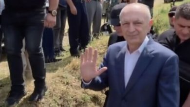 Photo of VIDEO/ I shoqëruar nga forca policie, Ilir Meta mbërrin në fshatin Çepan, merr pjesë në ceremoninë mortore të babait të tij