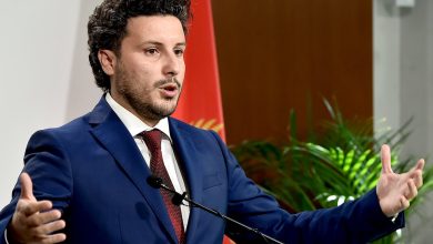 Photo of Hulumtimi: Shqiptari Dritan Abazoviq, politikani më i pëlqyer në Mal të Zi, URA renditet e katërta