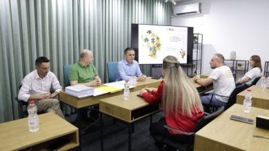 Photo of Kasami viziton Qendrën Fluent, në fokus forcimi i kapaciteteve të psikologëve shkollorë përcjell