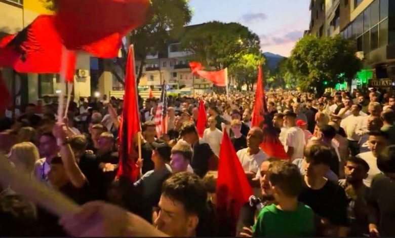 Marshi protestues në Tetovë përfundon para Komunës së Tetovës  vendosen pankartat me mesazhe simbolike
