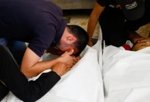 Photo of Izraeli vret një fëmijë palestinez në krahët e babait të tij në Gaza