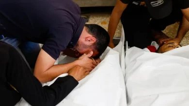 Photo of Izraeli vret një fëmijë palestinez në krahët e babait të tij në Gaza