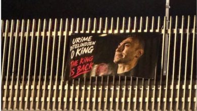 Photo of Artan Grubi shpallet ‘mbret’ nga simpatizuesit te Sheshi Skënderbeu