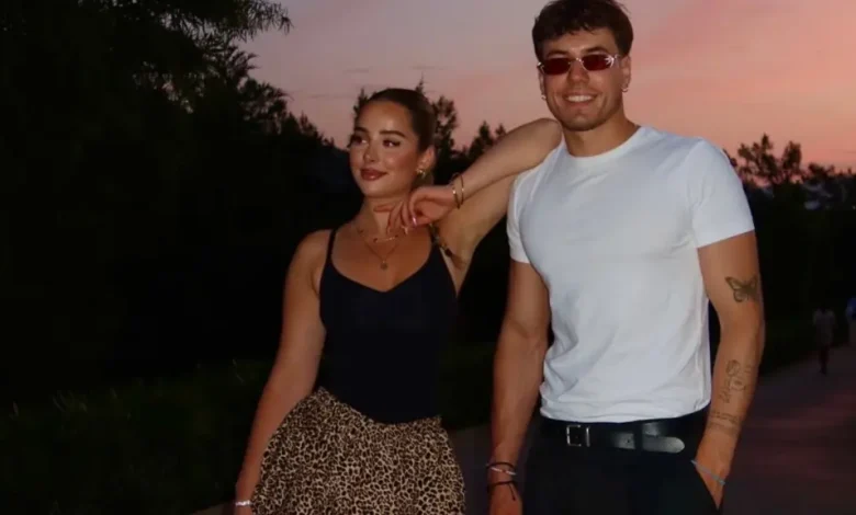 Bashkë në makinë  Klodi ndan momentin e ëmbël me Elijonën