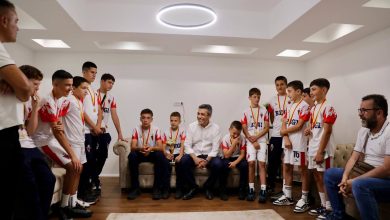 Photo of Mexhiti pret në takim futbollistët e rinj të KF Albarsa, të shoqëruar nga trajneri Meriton Berisha
