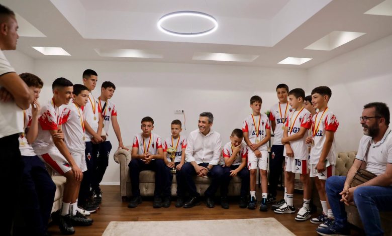 Mexhiti pret në takim futbollistët e rinj të KF Albarsa  të shoqëruar nga trajneri Meriton Berisha