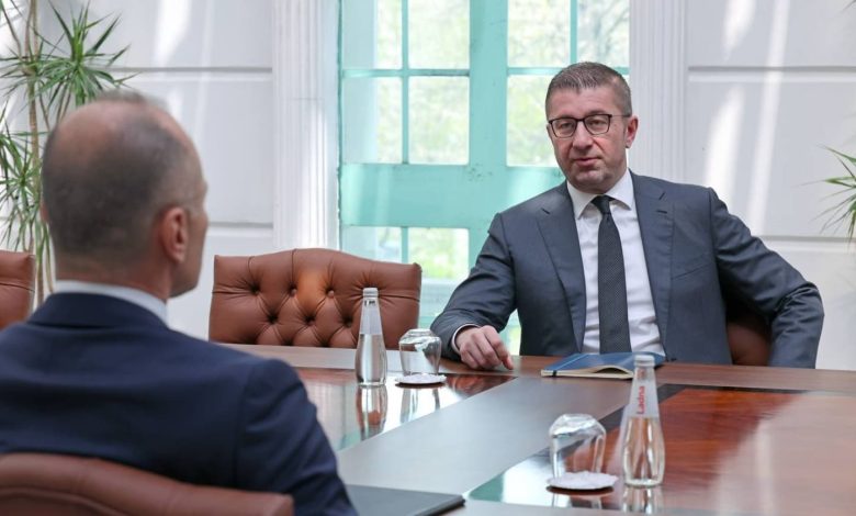 Filipçe i dha qeverisë vlerësim zero  Mickoski iu përgjigj se në vend të jahteve  do të përfundojë pas hekurave