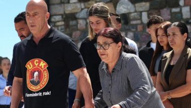 Photo of Ramush Haradinaj dorë për dore me nënën Rukë bëjnë homazhe te varri i babait të tij
