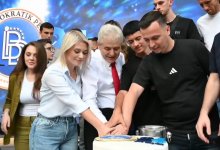 Photo of Ali Ahmeti së bashku me të rinjtë presin torten e 24 vjetorit të BDI-së