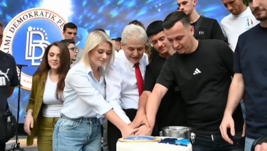 Photo of Ali Ahmeti së bashku me të rinjtë presin torten e 24 vjetorit të BDI-së