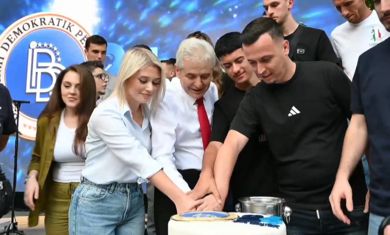 Ali Ahmeti së bashku me të rinjtë presin torten e 24 vjetorit të BDI së